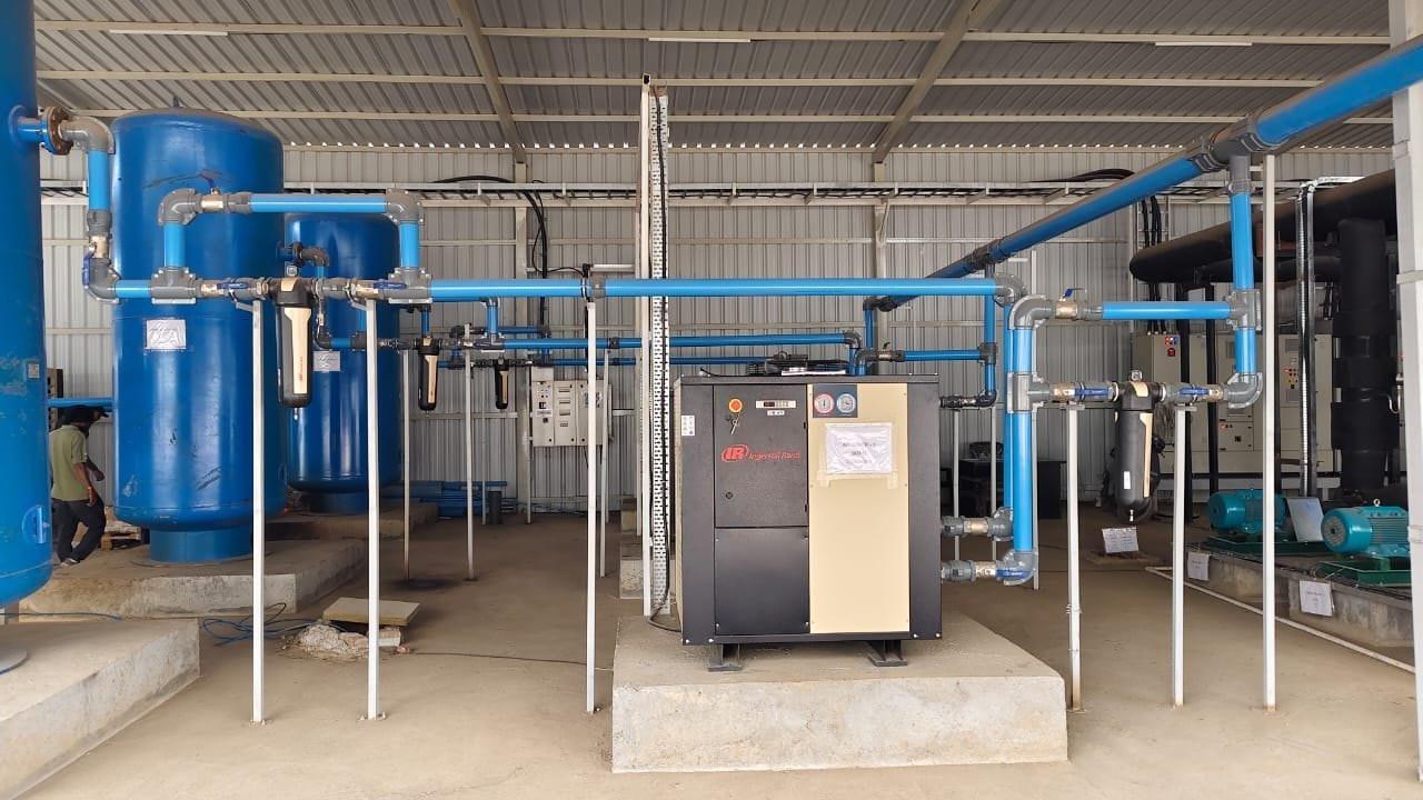 Industrial aluminium air compressor piping network installation